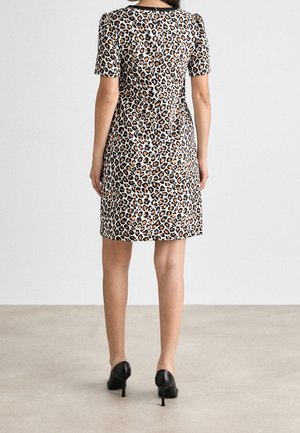 Sukienka w panterkę z krótkimi rękawami, dopasowaną sylwetką i długością do kolan. Wykonana z lekkiego materiału, z ukrytym zamkiem z tyłu.