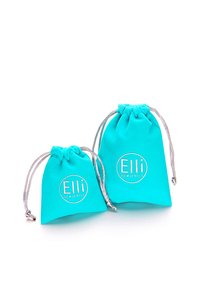 Türkise Kordeltaschen aus weichem Stoff, mit silberner Hardware und dem aufgedruckten Logo "Elli we ❤ jewels" auf der Vorderseite.