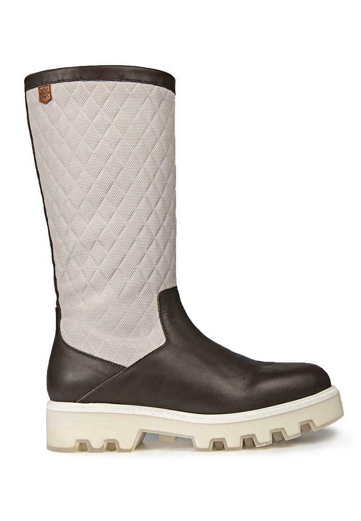 Bota de cuero marrón y tejido gris acolchado hasta la rodilla con una suela blanca gruesa y un acento marrón en la parte superior. Superficie texturizada para mayor agarre.