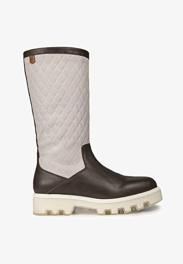 Bota de cuero marrón y tejido gris acolchado hasta la rodilla con una suela blanca gruesa y un acento marrón en la parte superior. Superficie texturizada para mayor agarre.