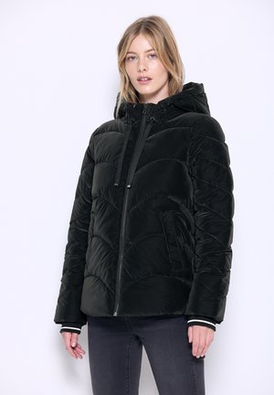 Giubbotto imbottito nero con zip frontale e cappuccio. Presenta un motivo trapuntato e polsini elasticizzati. Materiale morbido e design a taglio dritto.