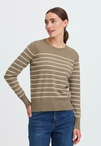 Beige gestreifter Pullover mit einem Rundhalsausschnitt und langen Ärmeln. Hat helle beige horizontale Streifen sowie gerippte Bündchen und einen Saum.
