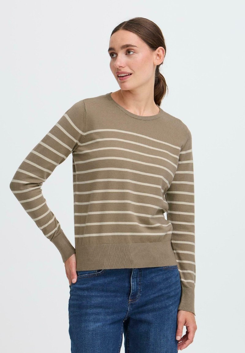 Beige gestreifter Pullover mit einem Rundhalsausschnitt und langen Ärmeln. Hat helle beige horizontale Streifen sowie gerippte Bündchen und einen Saum.