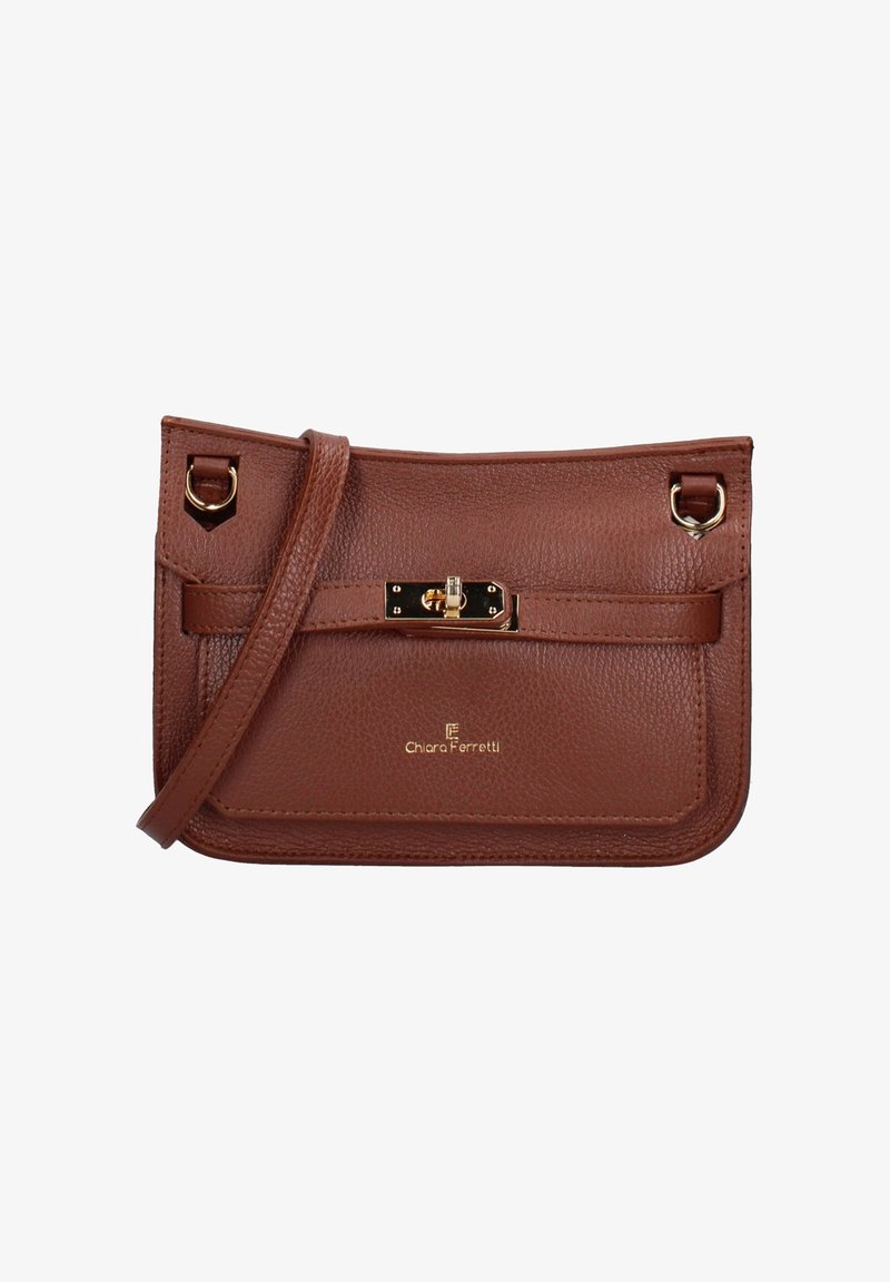 Sac bandoulière en cuir marron avec une finition texturée, quincaillerie dorée, fermeture à rabat et logo sur le devant. Bretelle ajustable et accents métalliques.