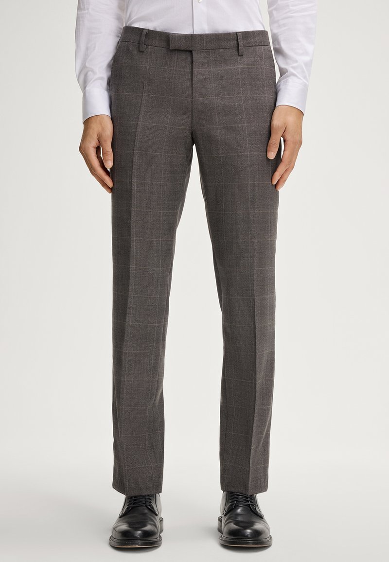 Grijze geruite broeken gemaakt van een gestructureerde stof, met een slim fit en een vlakke voorkant, gecombineerd met zwarte dresschoenen.