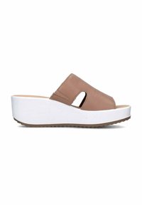 Sandalo scivoloso in pelle marrone con punta aperta e ritagli laterali, che poggia su una suola piatta bianca con una base marrone testurizzata.