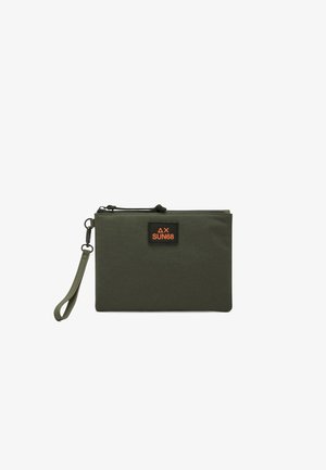 Pochette rettangolare verde oliva con cerniera superiore, cinturino da polso staccabile e una toppa nera con logo SUN68 arancione sul davanti.
