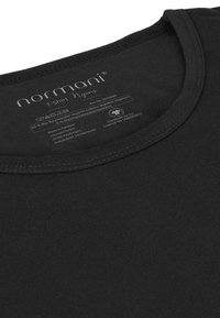 Schwarzes Baumwoll-T-Shirt mit rundem Ausschnitt. Verfügt über eine weiche Textur und sichtbare Nähte. Enthält Pflegeetikett und Markendetails auf der Innenseite.