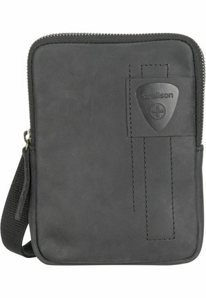 Pochette nera in pelle con zip, caratterizzata da una finitura testurizzata, un dettaglio cucito e una piccola etichetta con logo. Include una tracolla removibile per il trasporto.