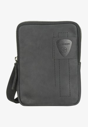Pochette nera in pelle con zip, caratterizzata da una finitura testurizzata, un dettaglio cucito e una piccola etichetta con logo. Include una tracolla removibile per il trasporto.