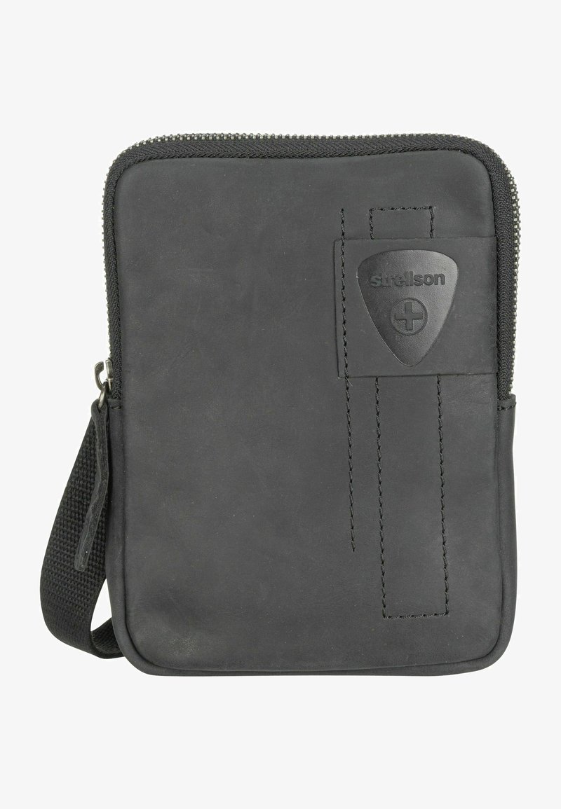 Pochette nera in pelle con zip, caratterizzata da una finitura testurizzata, un dettaglio cucito e una piccola etichetta con logo. Include una tracolla removibile per il trasporto.