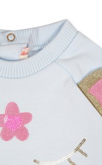 Sweatshirt bleu clair orné d'une fleur scintillante rose et d'accents dorés. Col côtelé et détails en sequins sur le devant.