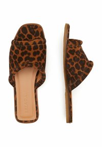Leopardmønstrede mules lavet af blødt velour, med en bred rem og firkantet tådesign. Lysbrun sål, åben bag for nem påføring.