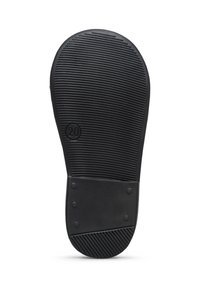 Suola di scarpa nera in gomma con scanalature testurizzate, forma arrotondata e un piccolo marchio in rilievo "20" nella parte inferiore. Sono visibili aree di accentuazione liscia.