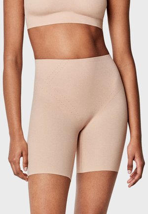 Pantalones cortos de tiro alto en color beige con una textura suave, cinturilla curvada y detalles de perforación sutiles, que proporcionan una silueta ajustada.