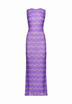 Abito senza maniche, lungo fino al pavimento, di colore viola, con silhouette aderente e motivi a zigzag orizzontali in bianco, arancione e rosa su tutto il tessuto.