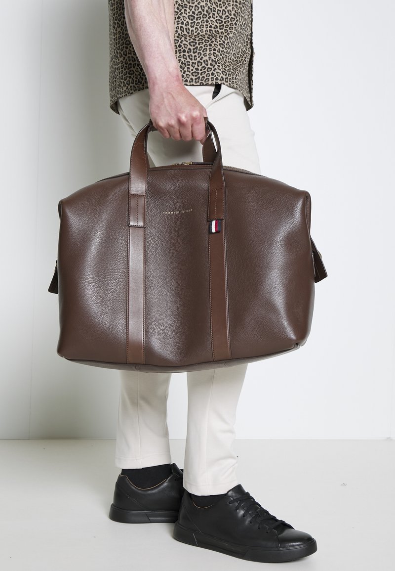 Tommy Hilfiger PREMIUM DUFFLE UNISEX Weekend bag brown Zalando.co.uk