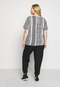 ONLY Carmakoma CARMARRAKESH - Blusa - black/cloud dancer