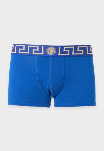 Μπλε ανδρικά boxer με μπλε ζώνη μέσης που έχει χρυσό ελληνικό κλειδί και κεντρικό λογότυπο με κεφάλι Μέδουσας.