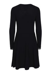 Robe noire à manches longues avec un corsage ajusté, une jupe fluide et des accents en dentelle aux poignets. Fabriquée en tissu doux et texturé.