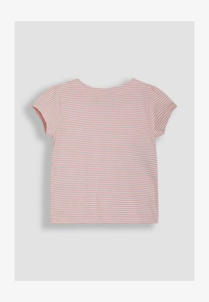 Roze en witte gestreepte top met korte mouwen, een ronde halslijn en zachte stof. Eenvoudig ontwerp met minimale naden en zonder versieringen.