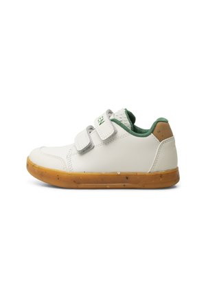 Vita sneakers med två kardborreband, gröna accenter, texturerad tunga och en prickig, gummifärgad sula. Platt, rundad tådesign.