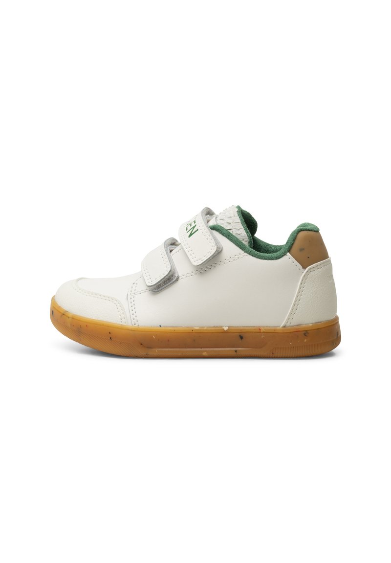 Sneaker bianco con due cinturini in Velcro, accenti verdi, linguetta testurizzata e suola in gomma color gomma maculata. Design della punta piatta e arrotondata.