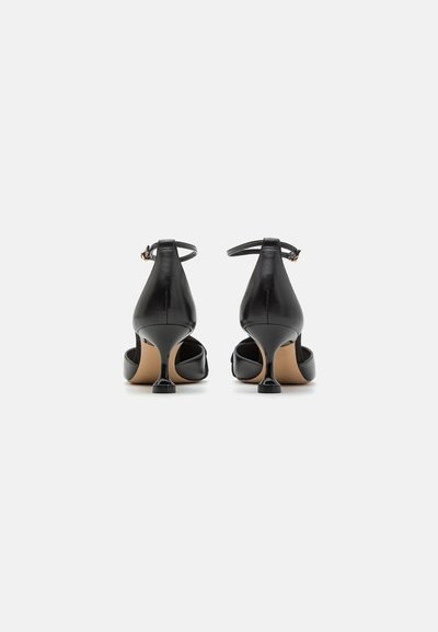 Sorte læder højhælede sko med en rund tådesign, ankelrem og afsmallede hæle. Glat tekstur med en blank finish.