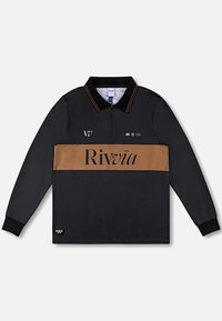 Μαύρο πουλόβερ με μακριά μανίκια και μισό φερμουάρ, με καφέ οριζόντια ρίγα και το κείμενο "Rivvia" με έντονα μαύρα γράμματα, με κοντράστ λεπτομέρειες στον γιακά.