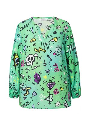 Blouse verte à manches longues avec un col en V, présentant un imprimé ludique de crânes, cœurs et formes géométriques de différentes couleurs.