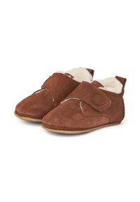 Bocanci din suede maro cu o căptușeală moale din fleece bej, închidere cu curea reglabilă, vârf rotunjit și o talpă subțire, flexibilă.
