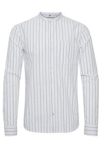 Camisa abotonada de manga larga en blanco con rayas verticales azules. Presenta un cuello redondo y un bolsillo en el pecho izquierdo. Tejido suave y texturizado.