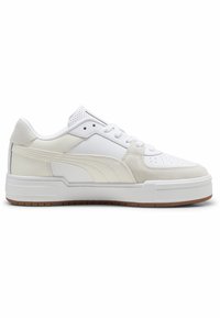 Vit sneaker med ovandel i strukturerat läder, mockadetaljer, perforeringar och gummisula. Har en lågskuren design och vadderad krage.