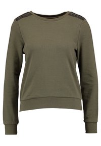 Sudadera verde oliva hecha de un tejido suave, con cuello redondo, mangas largas y costuras decorativas en negro en los hombros.
