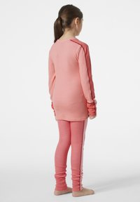 Dětský dvoudílný outfit v gradientních růžových odstínech. Halenka s dlouhým rukávem a kulatým výstřihem, doplněná o přiléhavé legíny s bočními akcenty.
