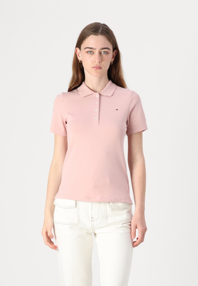 Ροζ πουκάμισο polo με κλασικό γιακά και τρεις κουμπάδες, με κεντημένα λογότυπα. Απαλή ύφανση με κοντά μανίκια.