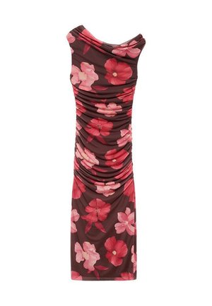 Abito floreale arricciato con sfondo marrone, caratterizzato da grandi fiori rosa e rossi. Ha una scollatura a cappuccio e un design aderente.