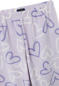 Lila Fleece-Pyjama-Hose mit weichem Material und weißen sowie blauen Herzmustern. Elastischer Bund mit sichtbarem OVS-Logo-Tag.