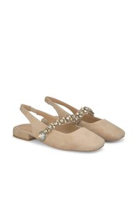 Scarpe slingback in suede beige con punta quadrata, decorate con una fascia gioiello sulla parte anteriore e un tacco basso a blocco.