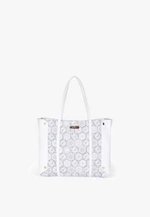 Bolsa tote blanca con patrón geométrico de hexágonos, asas largas y pequeña placa metálica con logo en el centro delantero.