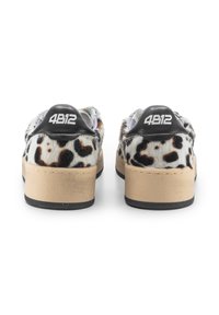 Sneakers con suola in gomma beige, tallone in suede nero e parte superiore in stampa leopardata grigia e marrone textured. Branding sul tallone.