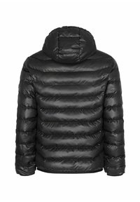 Černá péřová bunda s kapucí, s horizontálně prošívanými sekce a hladkým, lesklým povrchem. Lehký a izolační design.