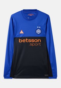 Αθλητική μπλούζα μακρυμάνικη σε μπλε και μαύρο με πορτοκαλί λογότυπο "betsson.sport", έμβλημα ACG και σήμα της Ιντερ Μιλάνο με δύο αστέρια.