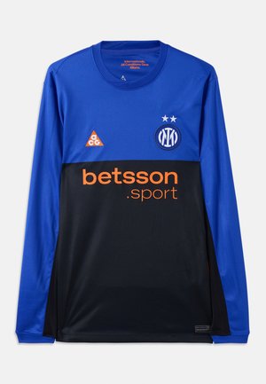 Αθλητική μπλούζα μακρυμάνικη σε μπλε και μαύρο με πορτοκαλί λογότυπο "betsson.sport", έμβλημα ACG και σήμα της Ιντερ Μιλάνο με δύο αστέρια.