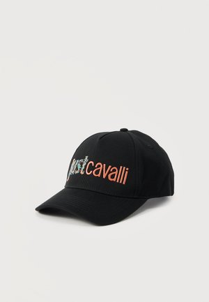 Čierna baseballová čiapka s vykrojeným šiltom a logom „Just Cavalli“ v mnohofarebnej a koralovej farbe na prednom paneli.