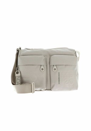 Sac bandoulière gris clair avec deux poches zippées à l'avant, sangle réglable, tissu texturé et détail de logo en relief.