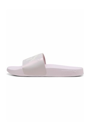 Hellrosa Puma Slide-Sandale mit breitem Riemen mit Puma-Logo und flacher Sohle.
