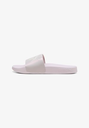 Sandalo slide Puma rosa chiaro con una fascia larga con il logo Puma e suola piatta.