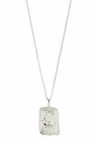 Collar de plata con un colgante rectangular, que presenta un diseño de león y estrellas grabadas. La cadena está finamente enlazada y es brillante.