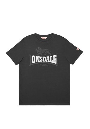 Zwart T-shirt met korte mouwen en ronde hals, met de tekst "LONSDALE LONDON" en een leeuwenlogo op de borst gedrukt, en een klein label op de mouw.